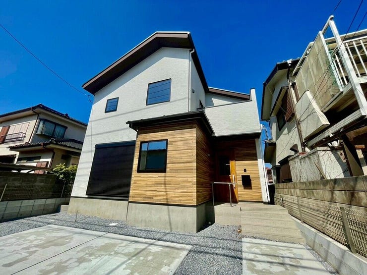 【Exterior】 洗練されたデザインの外観は、どこから見ても美しい佇まいです。