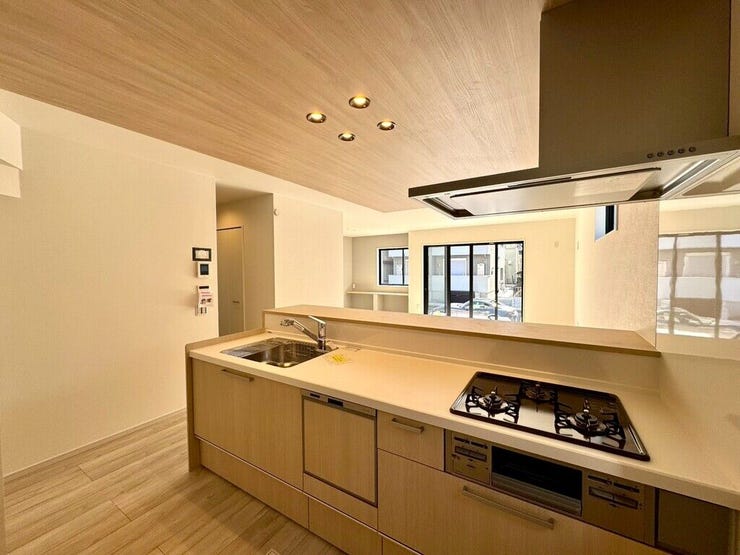 【kitchen】大きなカウンターと十分な収納で、日々の料理が快適に進みます。