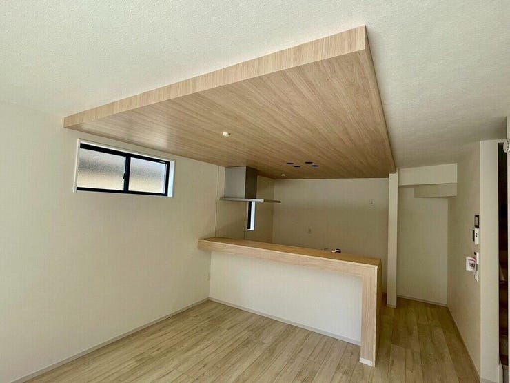 【kitchen】おしゃれな折下げ天井が特徴のキッチン。上質な雰囲気を演出します。