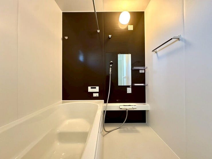 【Bathroom】お子様とのバスタイムにも十分な広さがあり、掃除も簡単にできます。
