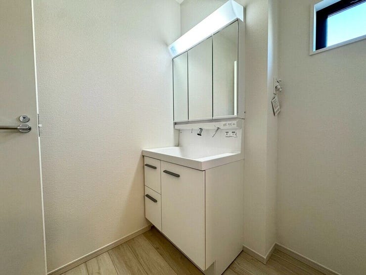 【Washroom】毎朝の準備がスムーズに。広めの洗面台と収納が使いやすい洗面所です。
