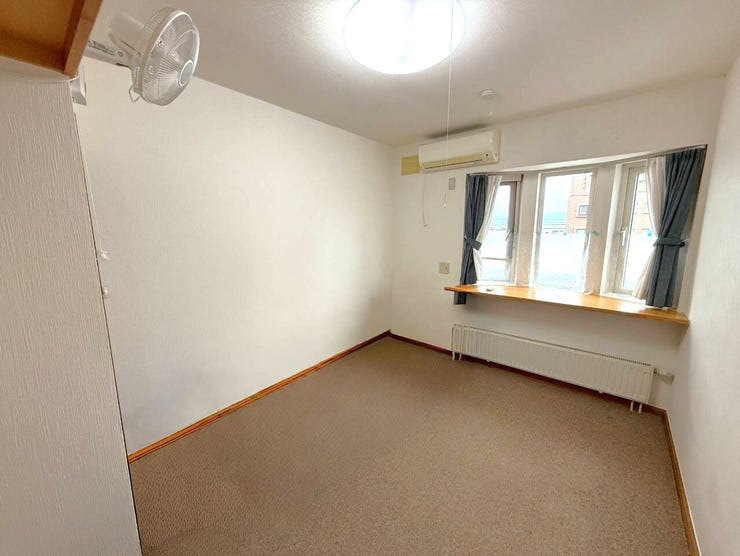 ◆洋室◆
全14室すべて窓付きで、日当たりと風通しに優れたゆとりの住空間。個々の部屋が快適で、家族や入居者それぞれが自由に過ごせる多目的に活用できる大型物件です