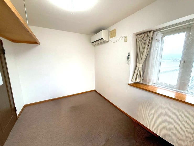 ◆洋室◆
全居室窓付きでどのお部屋も明るく開放的です!ベットや学習机もおける十分な広さがあります☆家具の配置を考えたりするのも楽しいですね!お気軽にお問い合わせください♪