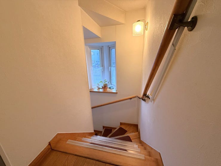 ◆階段◆
自然光が差し込む明るい階段は、家全体に開放感を与え、上り下りのたびに心地よさを感じられる空間です。視認性が高く安全性にも配慮されており、家族や入居者の移動がスムーズで快適です◎