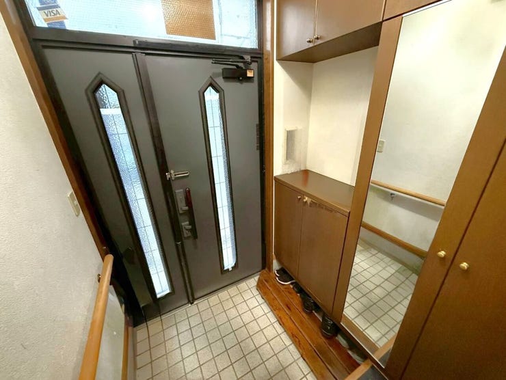 ◆玄関◆
玄関には曇りガラスが採用されており、外からの視線を遮りつつ、自然光をたっぷり取り入れます。これにより、玄関が常に明るく開放的な雰囲気となり、家に入るたびに温かさと安心感を感じられます。