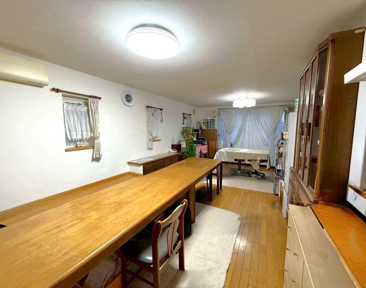 ◆LDK(約27.0帖)◆
二面採光で明るさに包まれる約27帖のLDKは、家具の配置もしやすく、多彩な暮らし方が叶う大空間。くつろぎ、食事、趣味、それぞれの時間が快適な“主役級”のリビングです☆