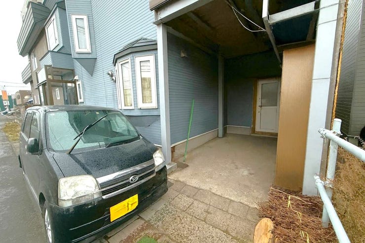 ◆駐車場◆
駐車場1台分をしっかり確保しています!天候を気にせず車を使える便利さは、暮らしの快適度をぐっと底上げしてくれます。敷地内に停められる安心感も魅力です☆