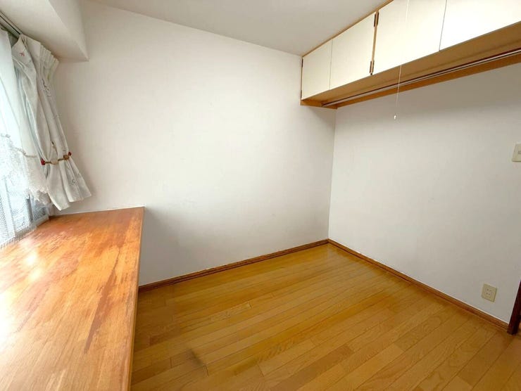 ◆洋室◆
全14室が窓付きで明るく開放的。どの部屋も快適に過ごせ、家族の多いご家庭やシェアハウス、社員寮など多用途に対応!自然光と風通しを活かしたゆとりの住まいです。