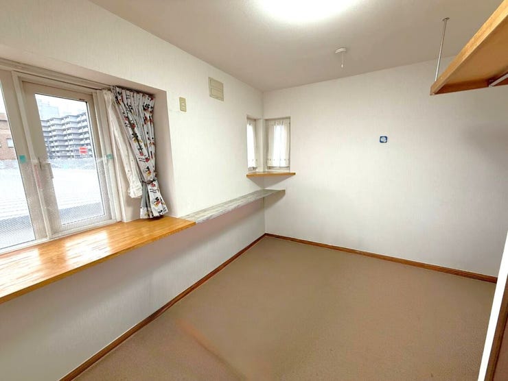 ◆洋室◆
窓付きの明るい住空間。自然光が差し込み、風通しも良好で、家族や入居者それぞれが心地よく過ごせます。大人数でも快適に暮らせ、多彩なライフスタイルに対応できる物件です♪