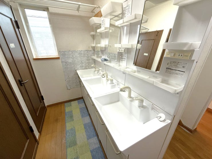 ◆洗面室◆
洗面化粧台が3つ並ぶ贅沢な洗面室。忙しい朝の身支度も家族で順番待ちのストレスなくスムーズに。ゆったり使える広さと機能性で、毎日の暮らしが快適になる頼もしい空間です♪