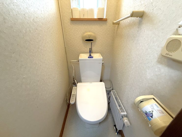◆トイレ◆
トイレ空間は、窓付きで自然な光が入ってきます。換気もスムーズで、常に清新な環境を保つのに役立ちます☆奥行があり、快適な時間を提供します♪心地よいトイレタイムをお楽しみください!
