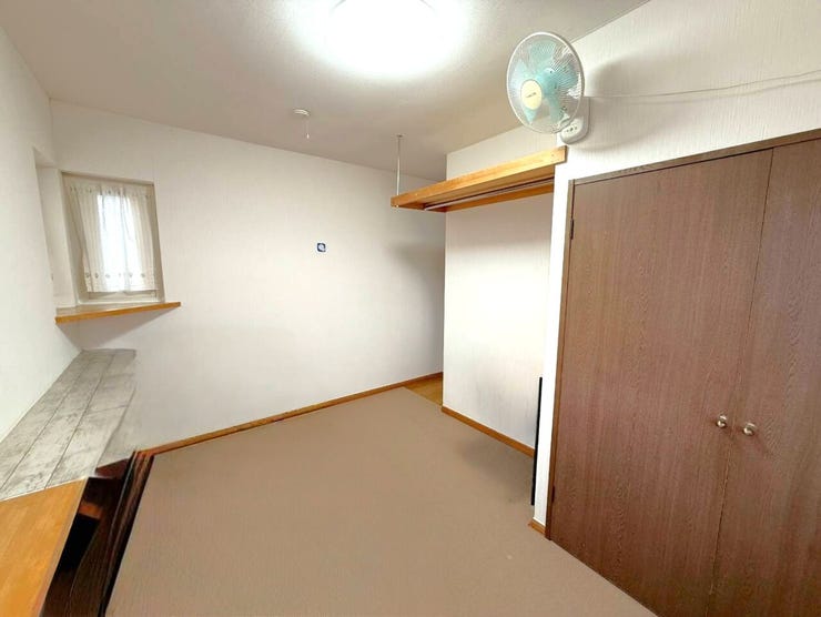 ◆洋室◆
窓付きの明るく快適な住空間。どの部屋にも自然光が入り、風通しも良好で衛生的な環境を保てます。家族の多いご家庭はもちろん、デイサービスや社員寮など多用途に活かせる、ゆとりある魅力的な間取り♪