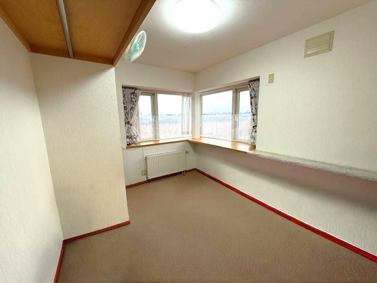 ◆洋室◆
レイアウトは一般的に家具の配置が比較的自由で、収納スペースや動線を考慮しやすいです!
家具の配置やアクセサリーの配置次第で、自分らしい空間を作りやすいです☆