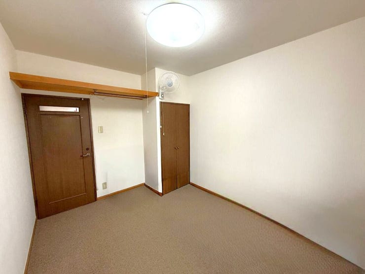 ◆洋室◆
広さもバッチリでインテリアの夢が広がります!ベッドを置いても、自由に使えるスペースが確保できます。クローゼットも完備されているので収納も心配なし、まさにあなたの城です!