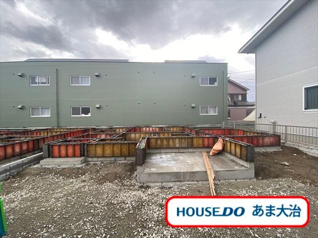 キッチンや水廻りが一か所にまとまっているので家事動線もスムーズです。2階には居室としても使用できる納戸が続き間であります。