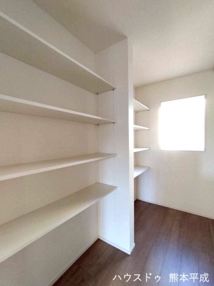 パントリーで収納スペースが大幅に増えます