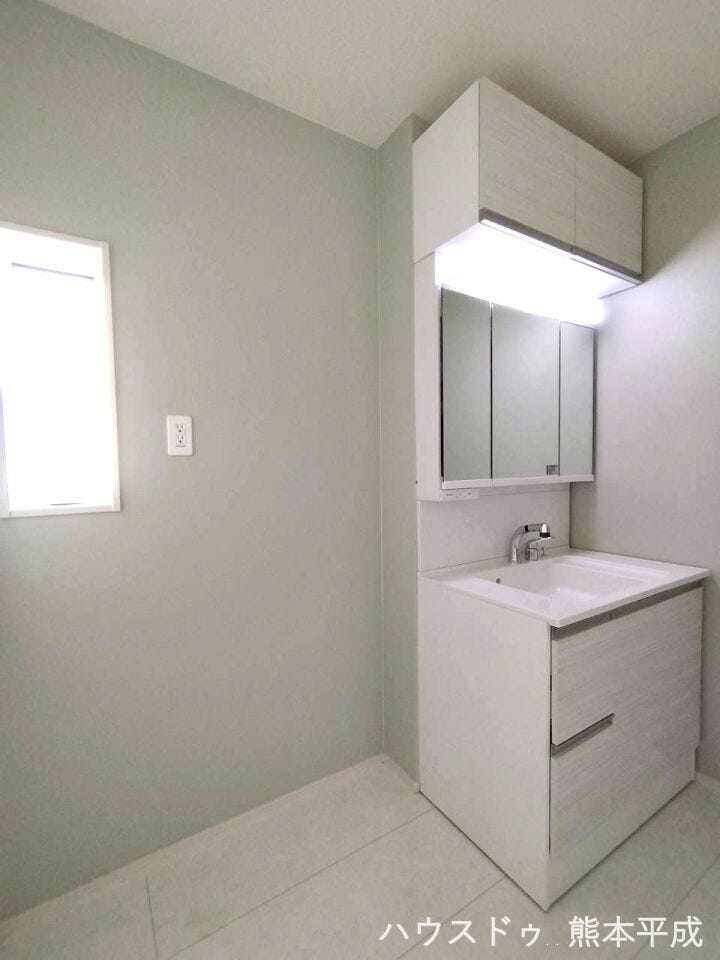 3面鏡タイプの使いやすい洗面台です