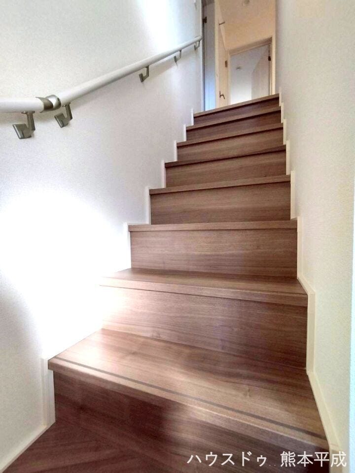 上り下りしやすい手すり付きのおしゃれな階段です