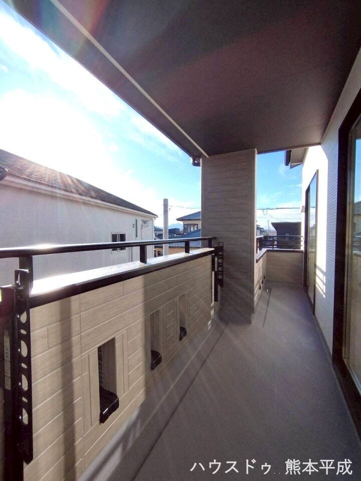 きれいな青空の下、気持ちの良い日光で洗濯物を干すことができます