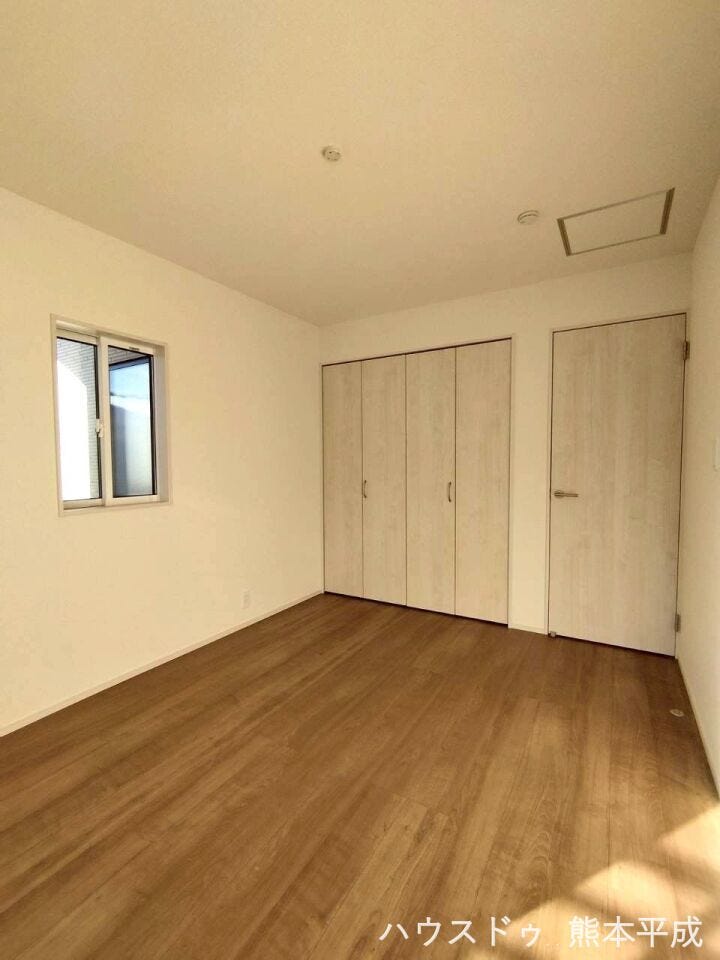 陽の光がたっぷり差し込む明るい部屋です