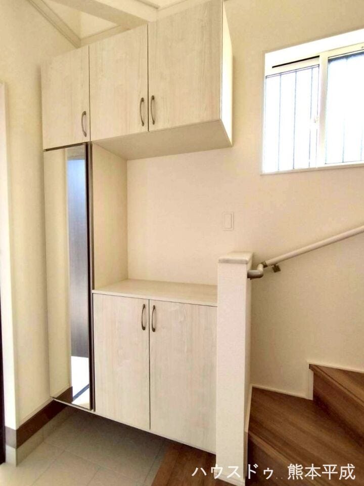 統一感のある色合いにシューズボックス付きの玄関です