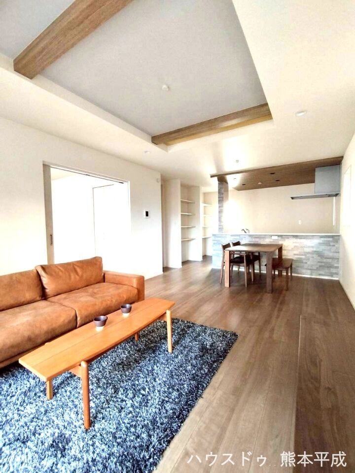 南向きの窓からたっぷりと陽が差し込む明るいリビングです