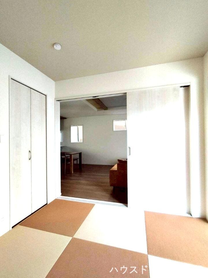 陽がしっかりと差し込み、畳敷きの温かみあふれる和室です