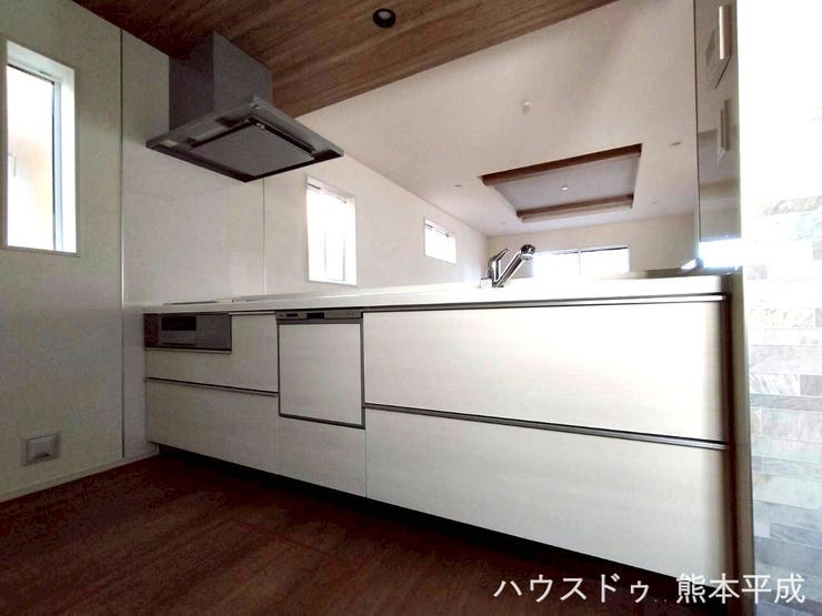 リビング全体を見回せる広々としたキッチンです