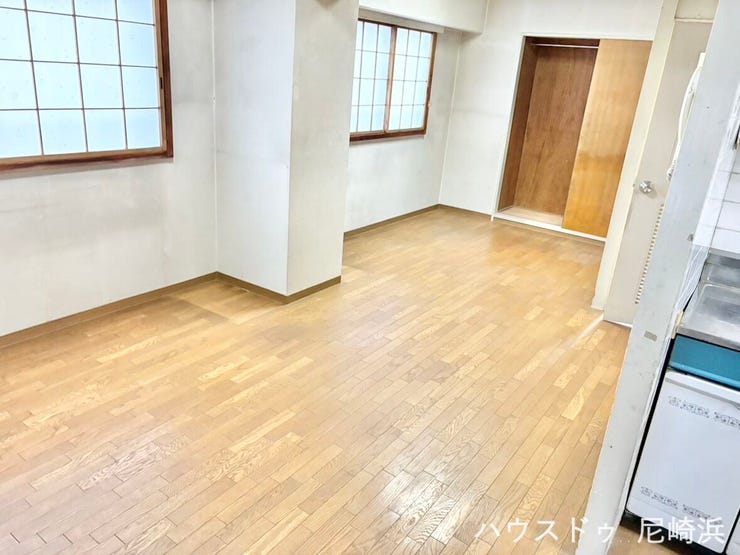 【リビング】
■LDK広々約14.5帖 南東角部屋で陽当り・通風◎南側に窓が2つ並び、採光がたっぷり入り、家族団らんの時間も楽しくなります♪
