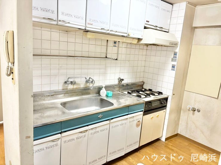 ■白を基調とした清潔感溢れるキッチンスペース。