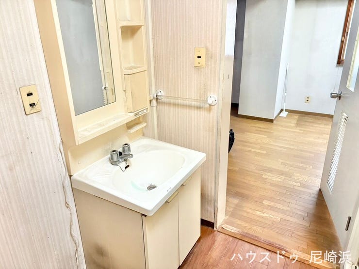 ■毎日の身支度を落ち着いて行え、収納も兼ね備えた独立洗面台♪室内に洗濯機置場ございます!