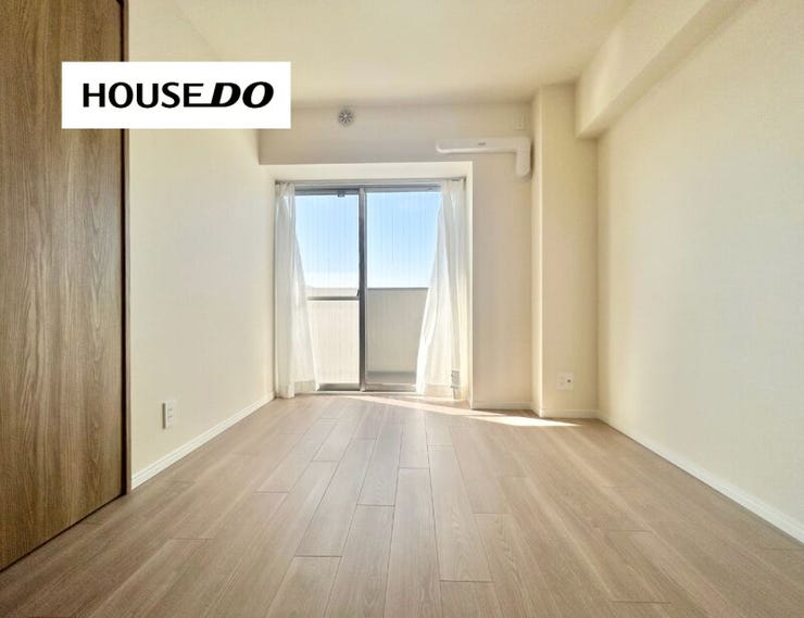 バルコニーに面する洋室で朝も気持ちよく起きられそうです!