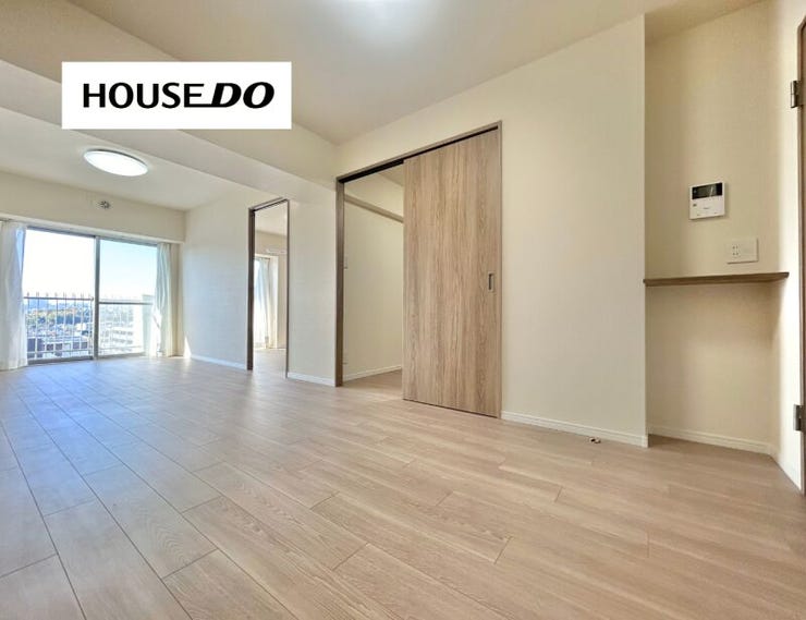 木目のフロアと建具が落ち着きます♪