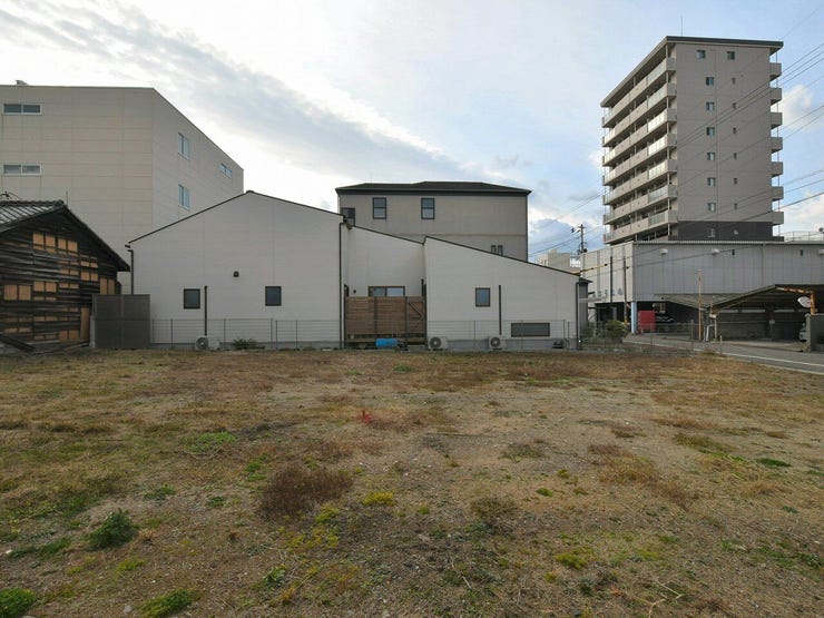 敷地内を北側より撮影