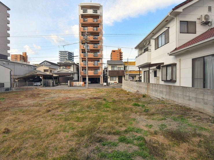 敷地内を東側より撮影