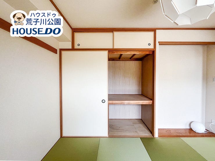 6帖洋室。
収納量たっぷりの押し入れ。