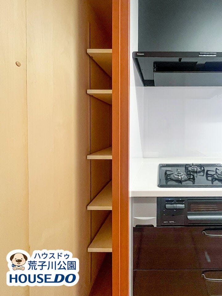 キッチン横には嬉しいパントリー付き。