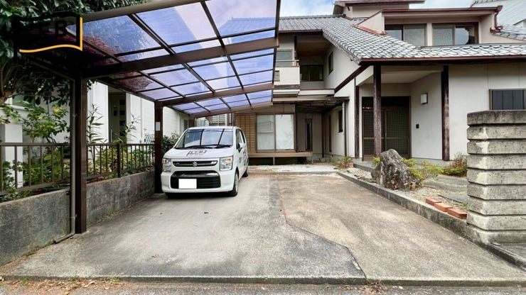 駐車場はカーポート付!
リフォーム相談も承っております!お気軽にご相談ください♪