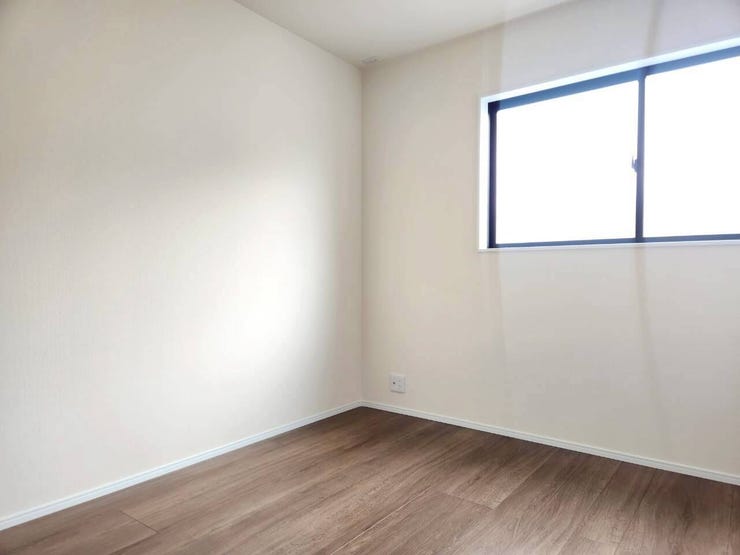 大きな窓から光がたっぷり差し込む気持ちの良い居室。