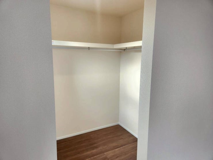 奥行きがあり衣類をたっぷり収納できるクローゼット。