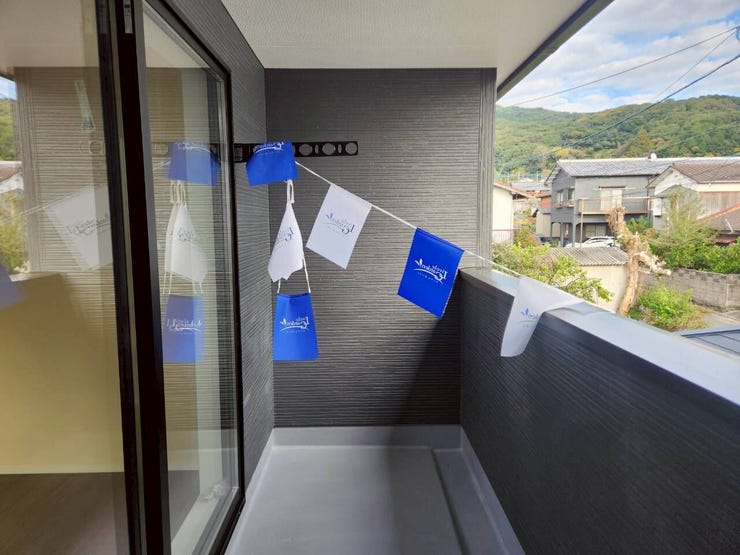 落ち着いた色合いの壁がお洒落なバルコニー。