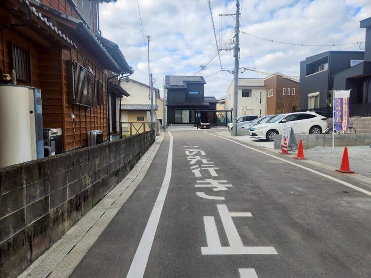 車の通り抜けが少ない行き止まりの道路です。