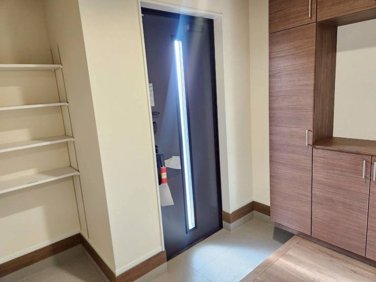 左側の土間収納にベビーカーやアウトドア用品もすっきり。