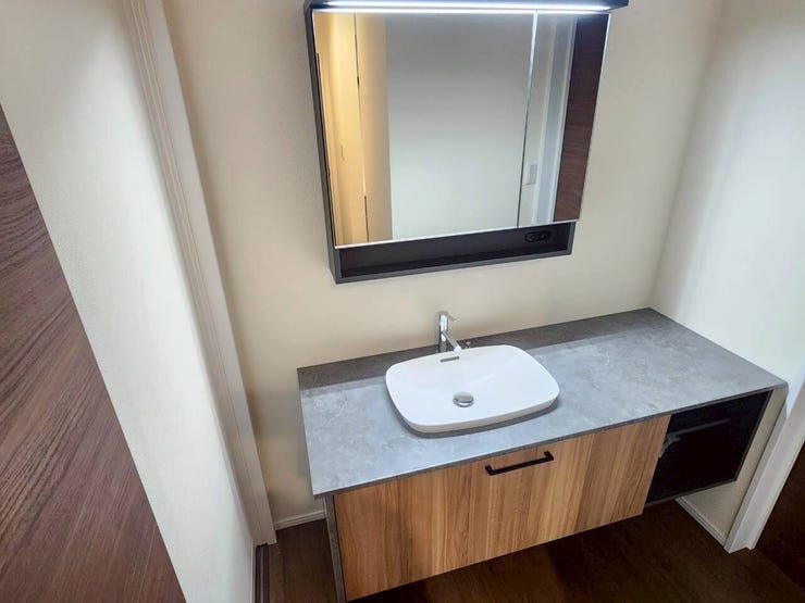 木目と石調カウンターの組み合わせが上質感を演出。