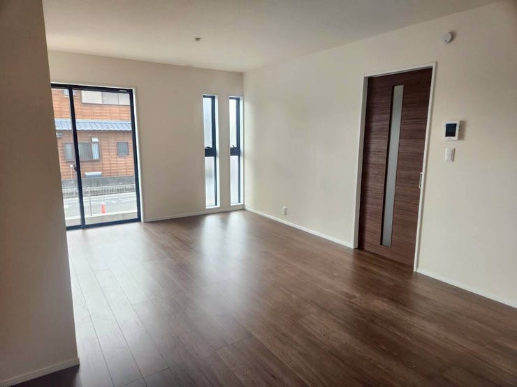 開放感がある空間で、縦長の窓がアクセントとなっています。