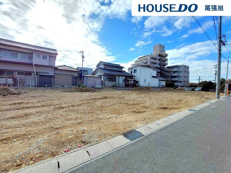 【現地写真】ここから始まるあなたの夢の家づくり。広々とした土地で、理想の住まいを自由に設計できる機会。周囲の環境に合わせて、庭や駐車場を配置し、家族のライフスタイルにぴったりな空間を作り上げましょう。