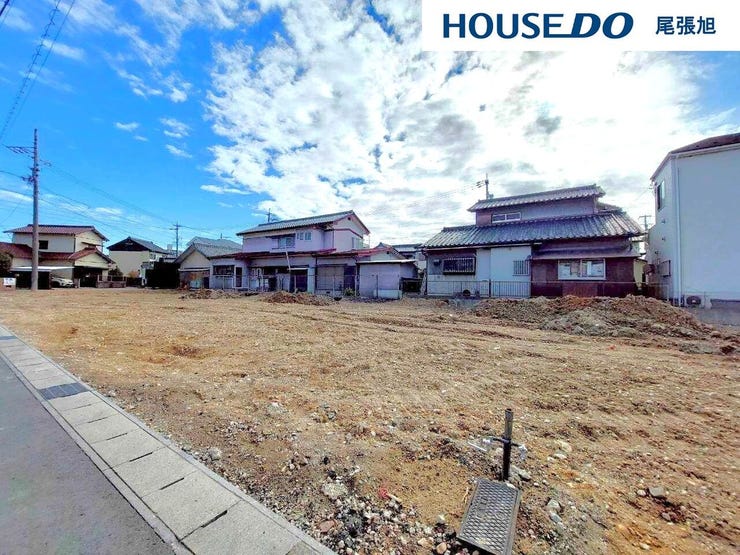 【現地写真】あなたの未来を描く土地。広い敷地に理想の家を自由に設計できるから、家族のニーズに合わせた住まいづくりが可能です。周囲の環境に恵まれたこの場所で、理想的なライフスタイルを実現しましょう。