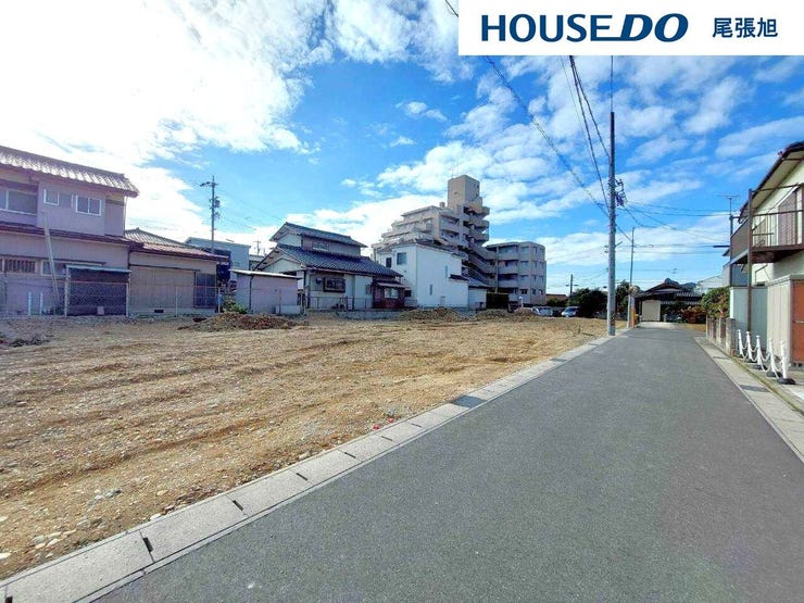 【現地写真】可能性を秘めた土地。広々とした敷地で、あなたの理想を自由にカタチにできます。家族の成長やライフスタイルに合わせて、ご想像の住まいを作り上げるための最高のスタート地点です。