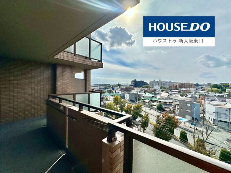 はるか彼方まで見渡せるバルコニーからの眺望。