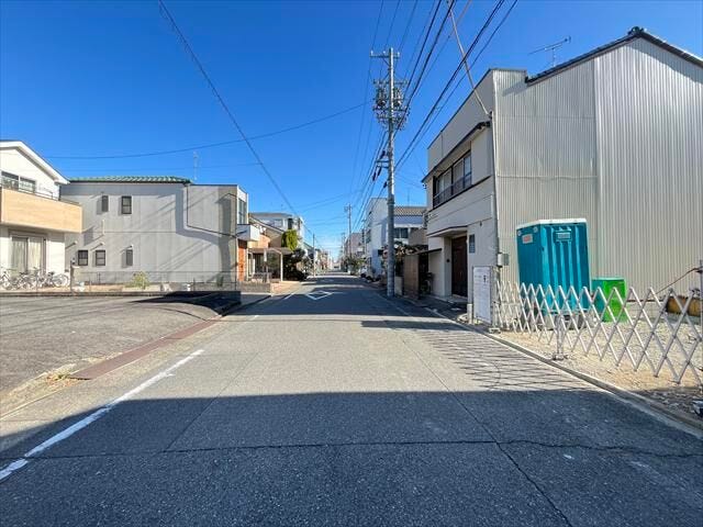 幅員約7.2mの北側前面道路です。引越し業者のトラックも問題なく停めて置くことが出来る道幅です。大きめの車を乗りたい方にもオススメです。
(2025年12月12日撮影)